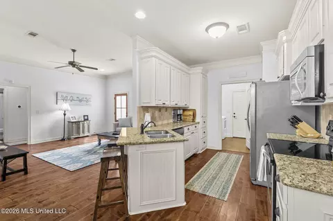 Kitchen - 244 Stonebridge Blvd, Brandon, MS 39042 photo 3 of 4
