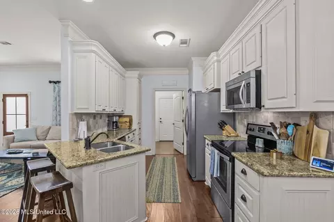 Kitchen - 244 Stonebridge Blvd, Brandon, MS 39042 photo 2 of 4