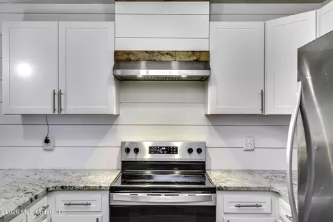 Kitchen - 201 Oak Bnd, Madison, MS 39110 photo 3 of 5