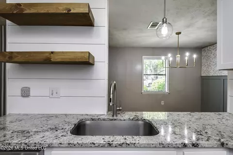 Kitchen - 201 Oak Bnd, Madison, MS 39110 photo 4 of 5