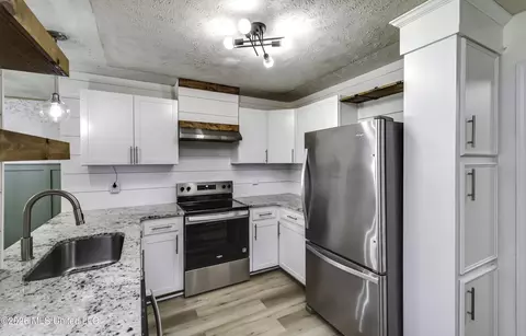 Kitchen - 201 Oak Bnd, Madison, MS 39110 photo 2 of 5