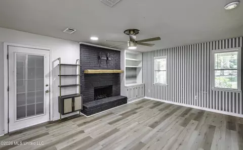 Living - 201 Oak Bnd, Madison, MS 39110 photo 4 of 4