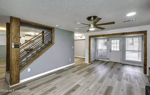 Living - 201 Oak Bnd, Madison, MS 39110 photo 2 of 4