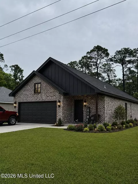 2332 Bayou View Cir, Gautier, MS 39553