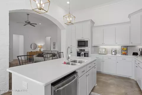 Kitchen - 244 Ironwood Pl, Brandon, MS 39042 photo 3 of 4