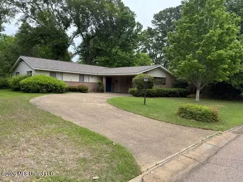 1218 Plantation Blvd, Jackson, MS 39211