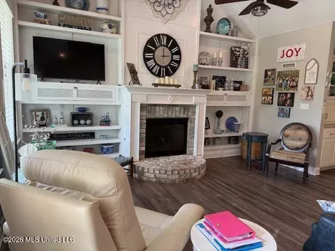 Living - 2400 Jaybird Rd, Hernando, MS 38632 photo 1 of 2