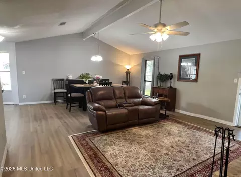1624 Heidenheim St, Pascagoula, MS 39581
