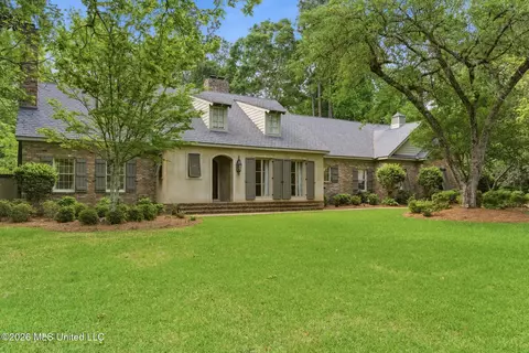 112 Heatherwood Dr, Hattiesburg, MS 39402