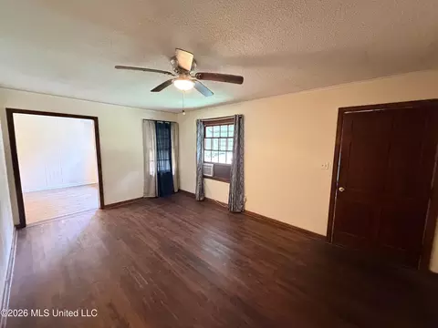 Living - 3148 Sylvester Dr, Jackson, MS 39212 photo 3 of 4