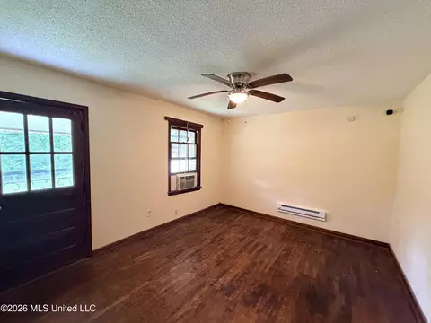 Living - 3148 Sylvester Dr, Jackson, MS 39212 photo 2 of 4