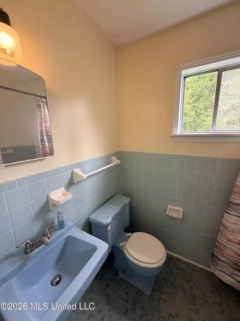 Bath - 3148 Sylvester Dr, Jackson, MS 39212 photo 2 of 3
