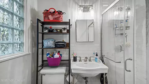 Bath - 4527 Meadowridge Dr, Jackson, MS 39206 photo 1 of 2