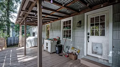 Exterior - 4527 Meadowridge Dr, Jackson, MS 39206 photo 4 of 8