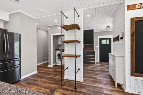 Entry Way - 6109 Juniper Dr, Vancleave, MS 39565 photo 2 of 4