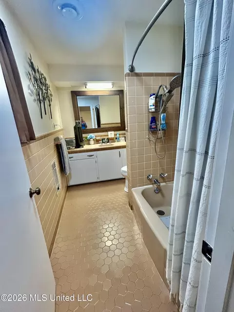 Bath - 228 Sinclair St, Mccomb, MS 39648 photo 3 of 3
