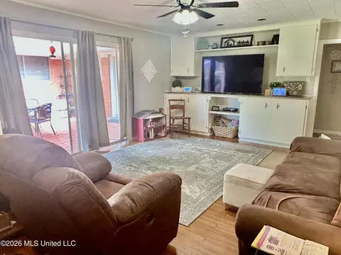 Living - 228 Sinclair St, Mccomb, MS 39648 photo 5 of 8