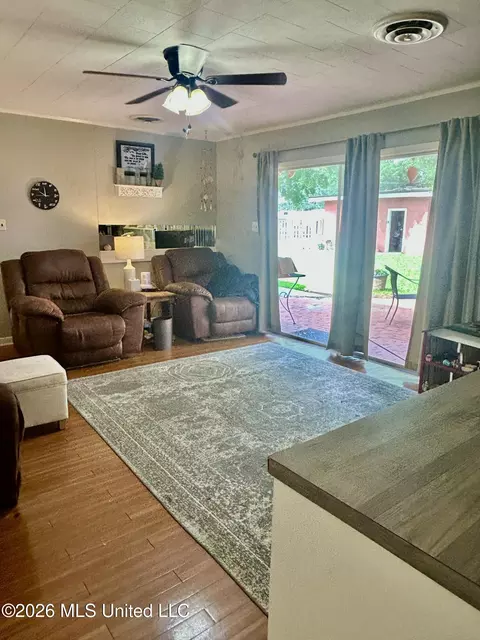 Living - 228 Sinclair St, Mccomb, MS 39648 photo 4 of 8