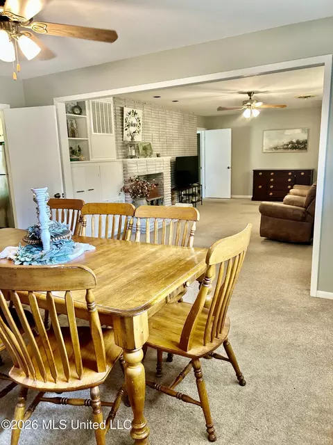 Dining - 228 Sinclair St, Mccomb, MS 39648 photo 2 of 3