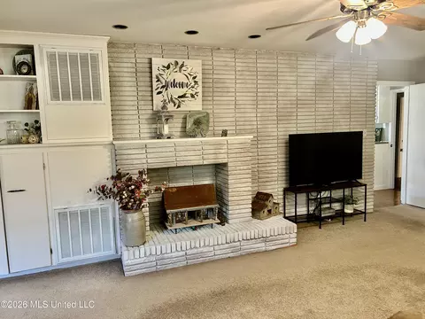 Living - 228 Sinclair St, Mccomb, MS 39648 photo 1 of 8