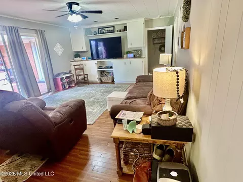 Living - 228 Sinclair St, Mccomb, MS 39648 photo 7 of 8