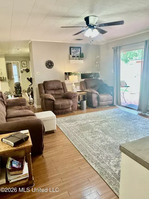 Living - 228 Sinclair St, Mccomb, MS 39648 photo 8 of 8