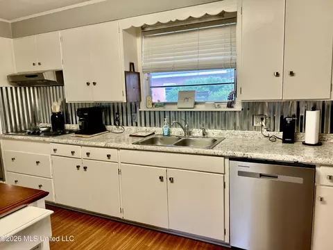 Kitchen - 228 Sinclair St, Mccomb, MS 39648 photo 4 of 6