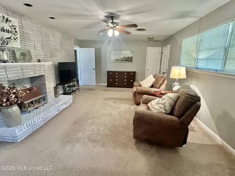 Living - 228 Sinclair St, Mccomb, MS 39648 photo 3 of 8