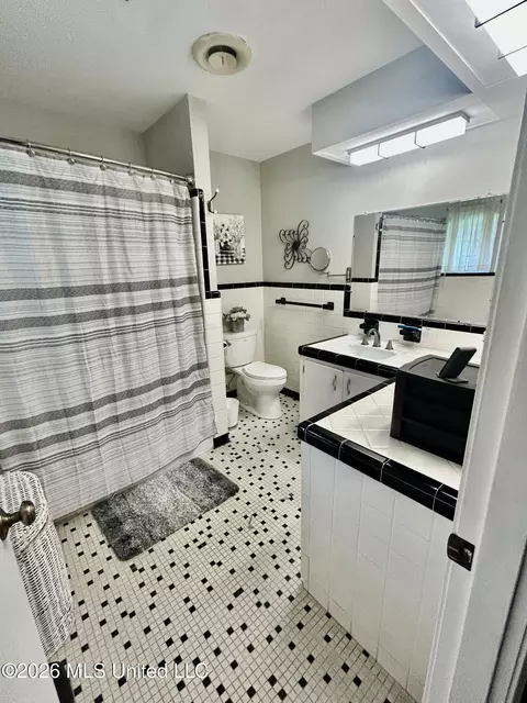 Bath - 228 Sinclair St, Mccomb, MS 39648 photo 2 of 3