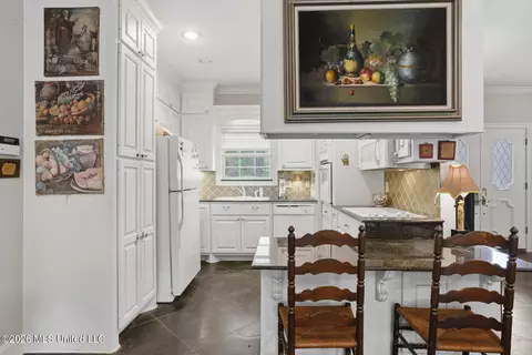 Kitchen - 235 Brae Burn Dr, Jackson, MS 39211 photo 7 of 10