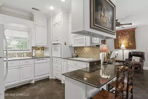 Kitchen - 235 Brae Burn Dr, Jackson, MS 39211 photo 8 of 10