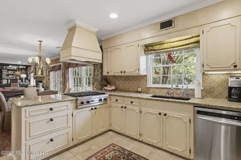 Kitchen - 235 Brae Burn Dr, Jackson, MS 39211 photo 2 of 10