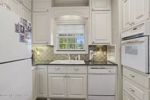 Kitchen - 235 Brae Burn Dr, Jackson, MS 39211 photo 9 of 10