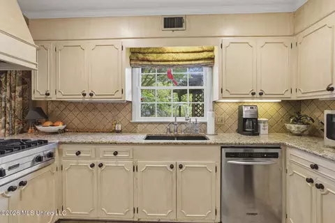 Kitchen - 235 Brae Burn Dr, Jackson, MS 39211 photo 4 of 10