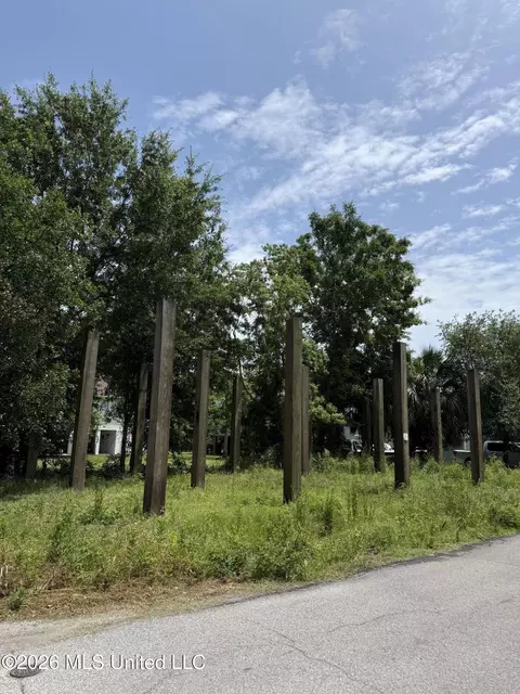 135 W Railroad St, Pass Christian, MS 39571