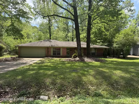 865 Fairfax Cir, Jackson, MS 39211