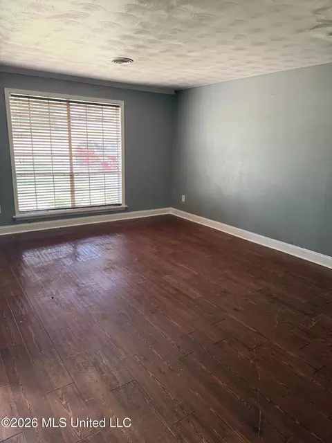 Living - 865 Fairfax Cir, Jackson, MS 39211 photo 1 of 3