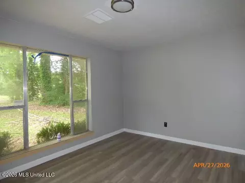 Living - 88 E Wilderness Rd, Natchez, MS 39120 photo 4 of 5