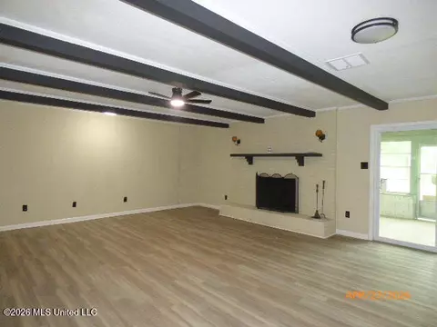 Living - 88 E Wilderness Rd, Natchez, MS 39120 photo 2 of 5