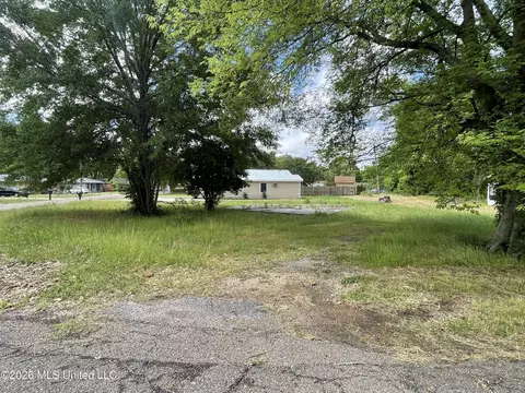 661 E Chatham Dr, Greenville, MS 38701