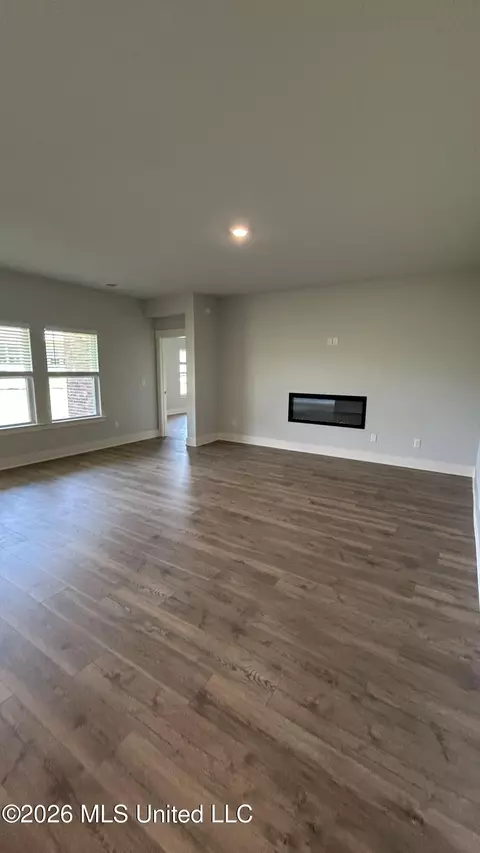 Living - 5424 Braham Dr, Olive Branch, MS 38654 photo 2 of 3