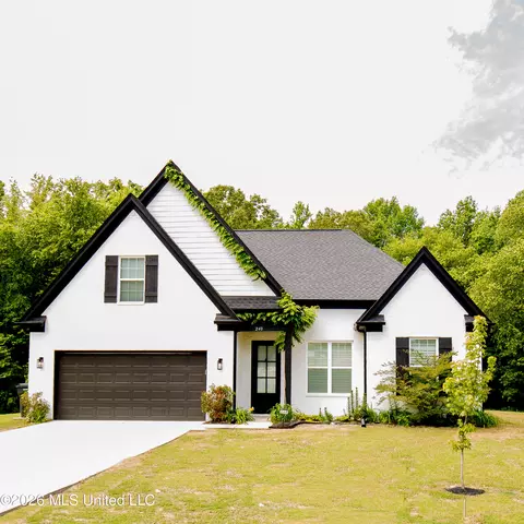 240 Crimsonwood Dr, Byhalia, MS 38611
