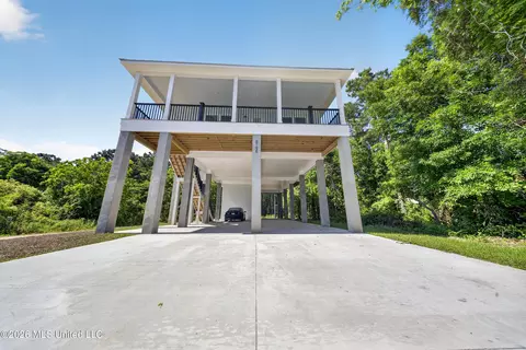 5195 Pointset Ave, Bay Saint Louis, MS 39520