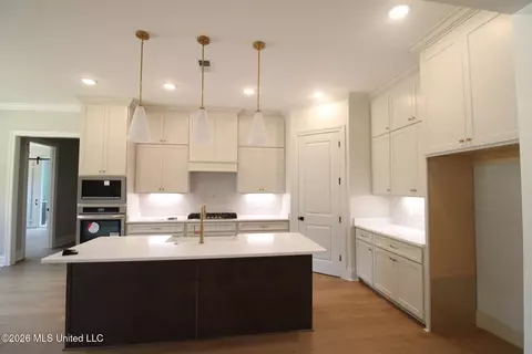Kitchen - 282 Oakworth Dr, Hernando, MS 38632 photo 1 of 2