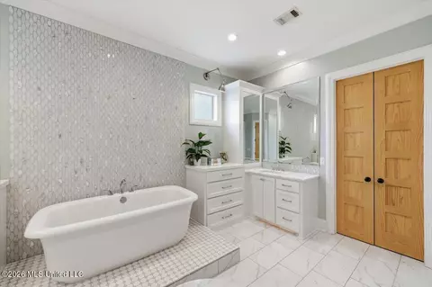 Bath - 1009 Sapphire Xing, Flowood, MS 39232 photo 4 of 8
