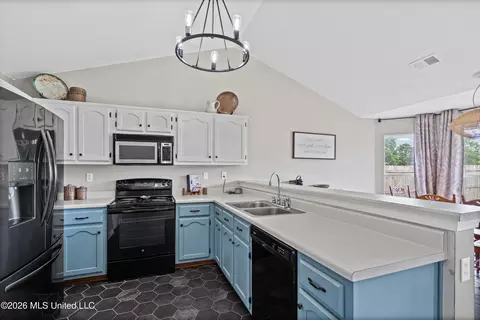 Kitchen - 6365 Oak Leaf Dr, Olive Branch, MS 38654 photo 2 of 2