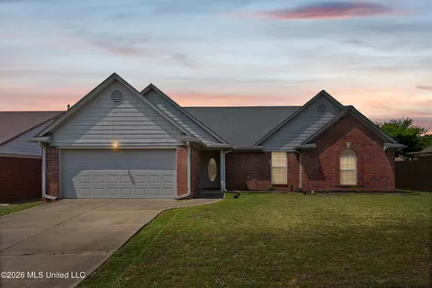 6365 Oak Leaf Dr, Olive Branch, MS 38654