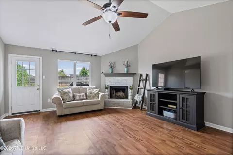 Living - 6365 Oak Leaf Dr, Olive Branch, MS 38654 photo 1 of 1