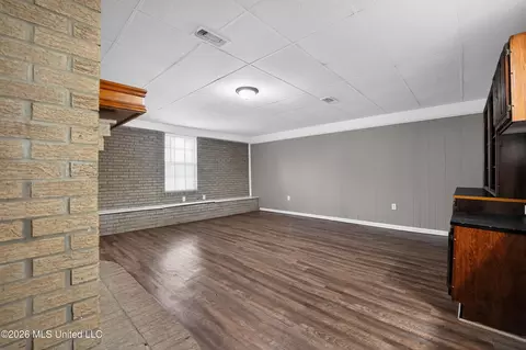 Living - 3009 Suncrest Dr, Jackson, MS 39212 photo 10 of 15