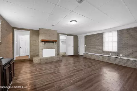 Living - 3009 Suncrest Dr, Jackson, MS 39212 photo 14 of 15